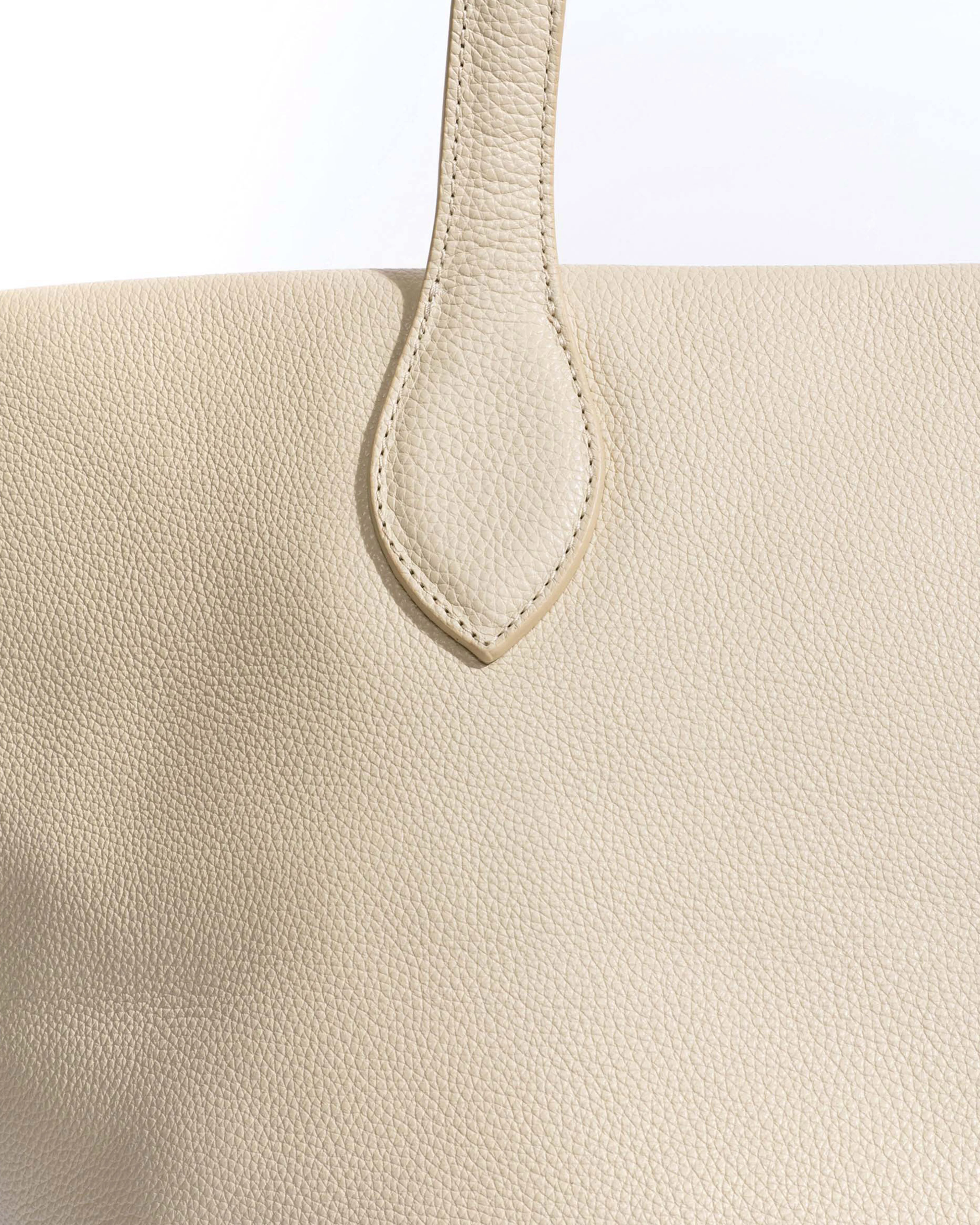 Arya carryall bag Pebbled soft calf White sand - Image 6