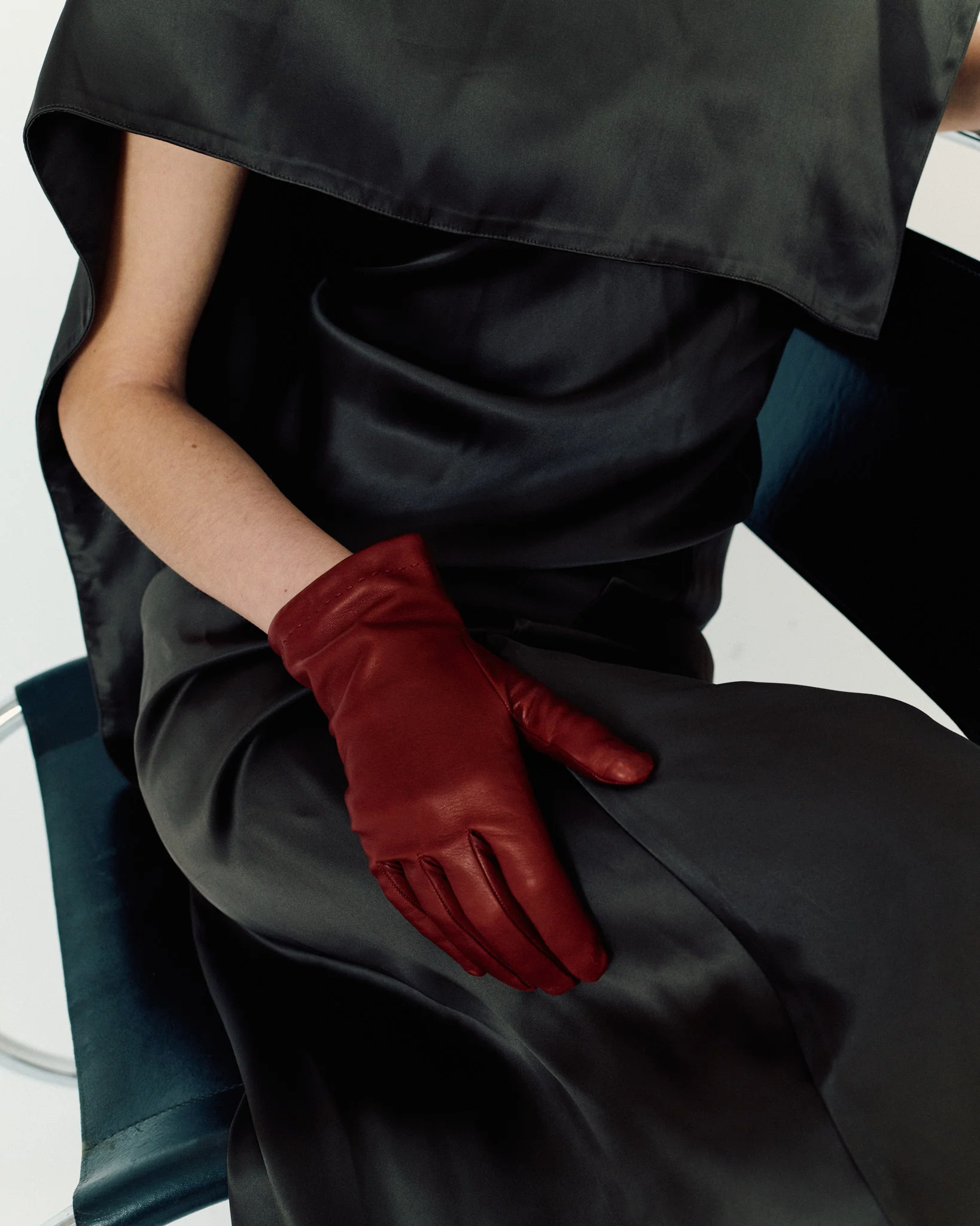 Bridget leather cashmere glove Lamb leather & 100% cashmere Ruby red & taupe - Image 3