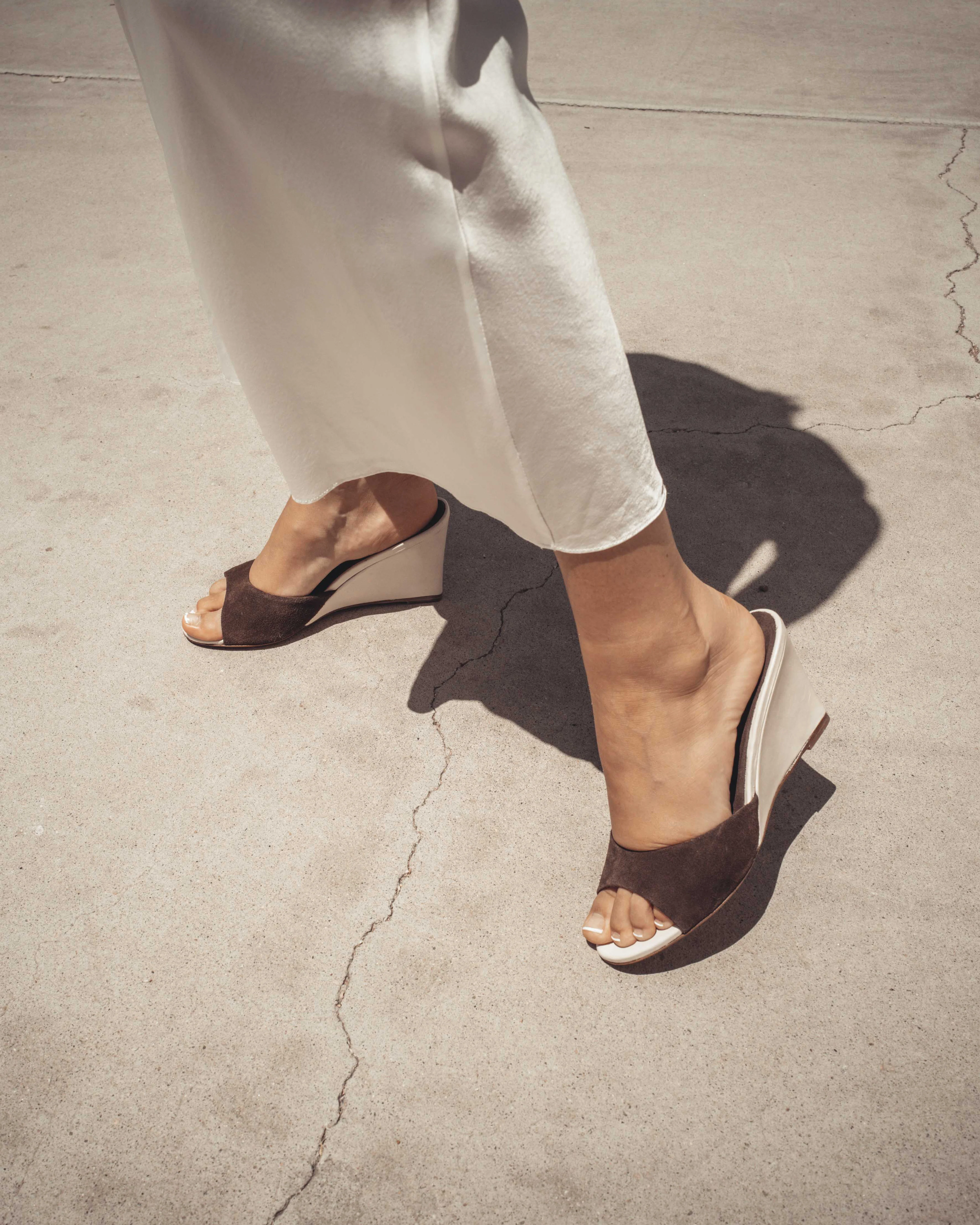 Gwen 75 wedge Calf suede & sleek leather Coffee brown & milk white - Image 3