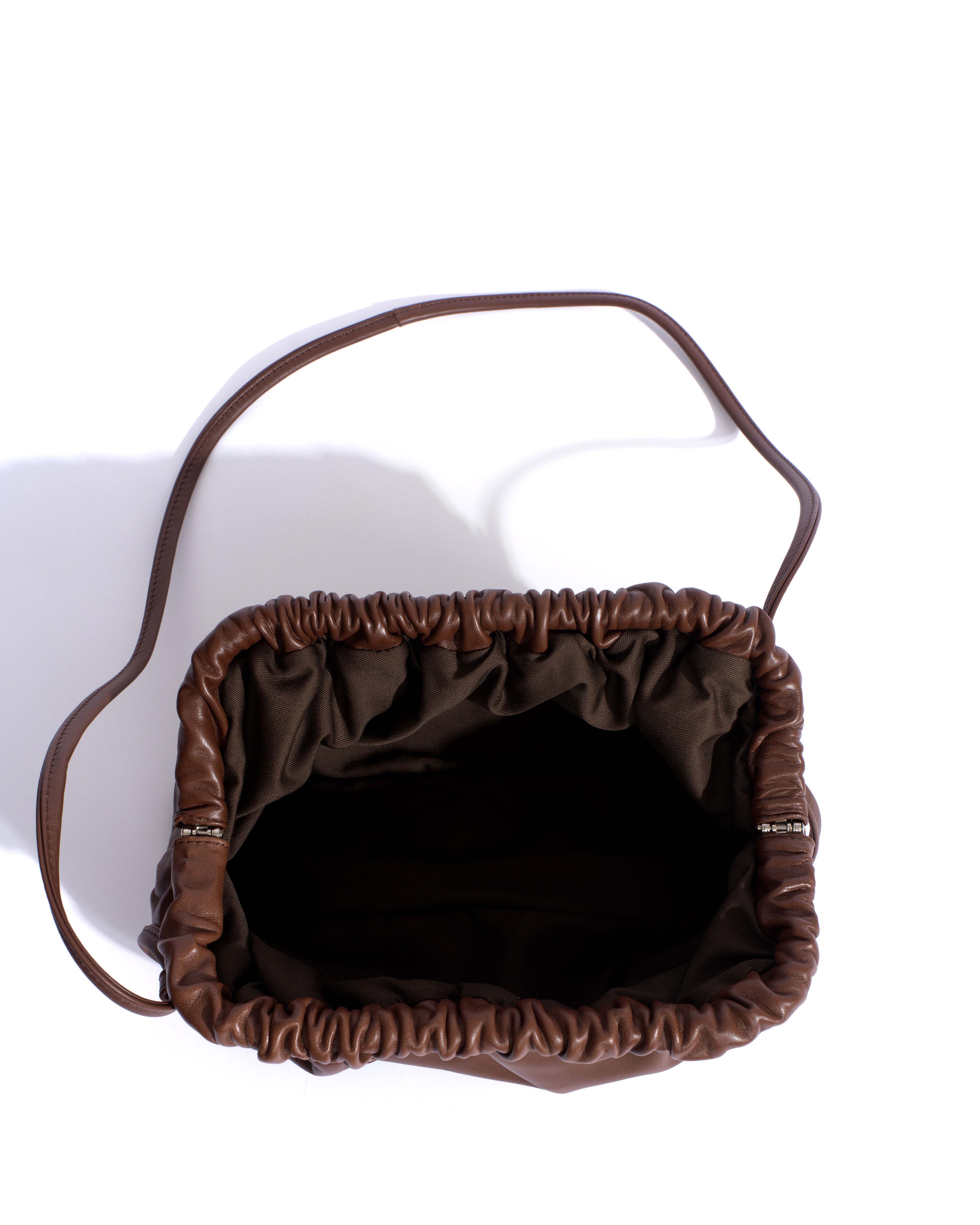 Hally classic cloud bag Shiny lamb Chocolate - Image 3