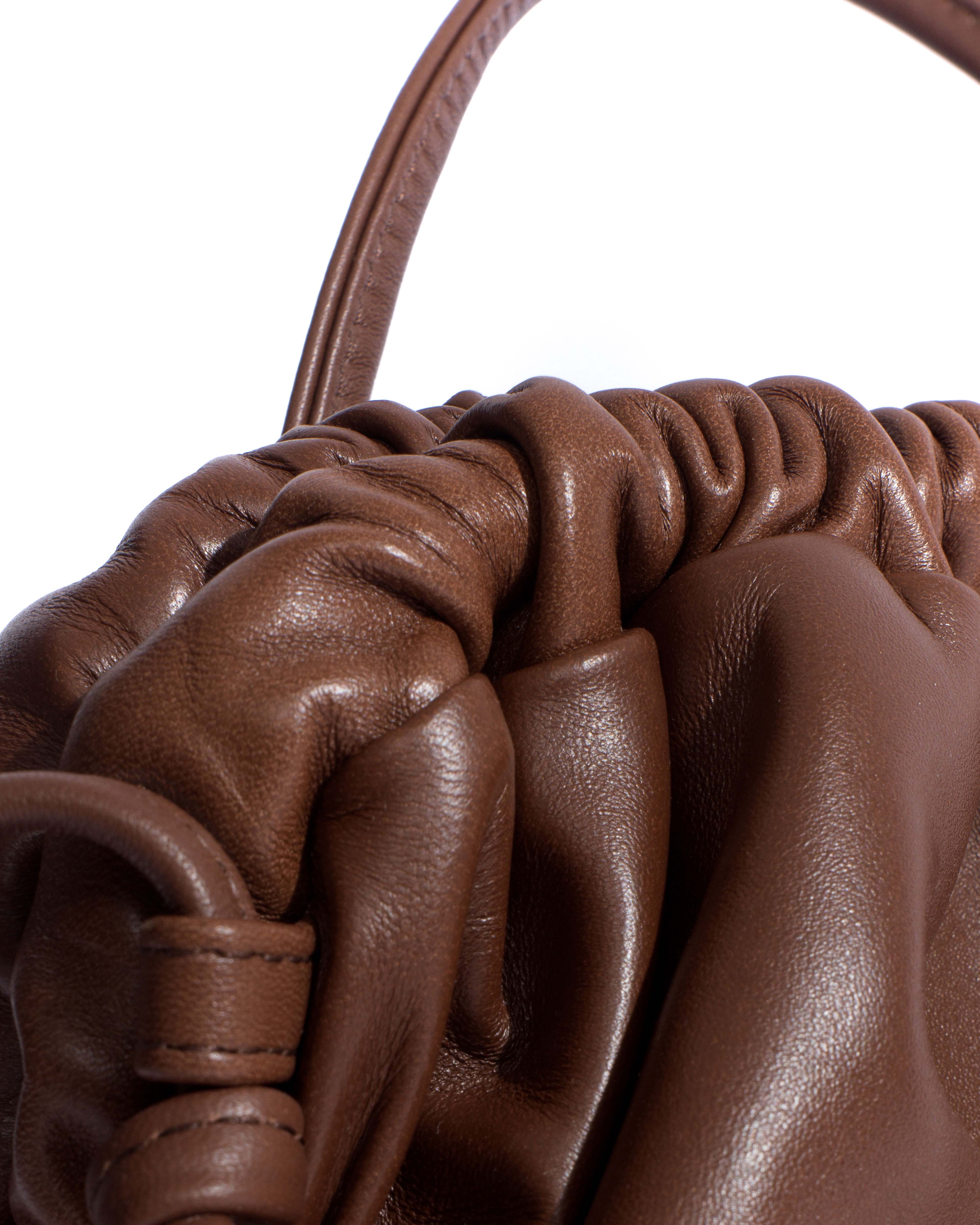 Hally classic cloud bag Shiny lamb Chocolate - Image 4