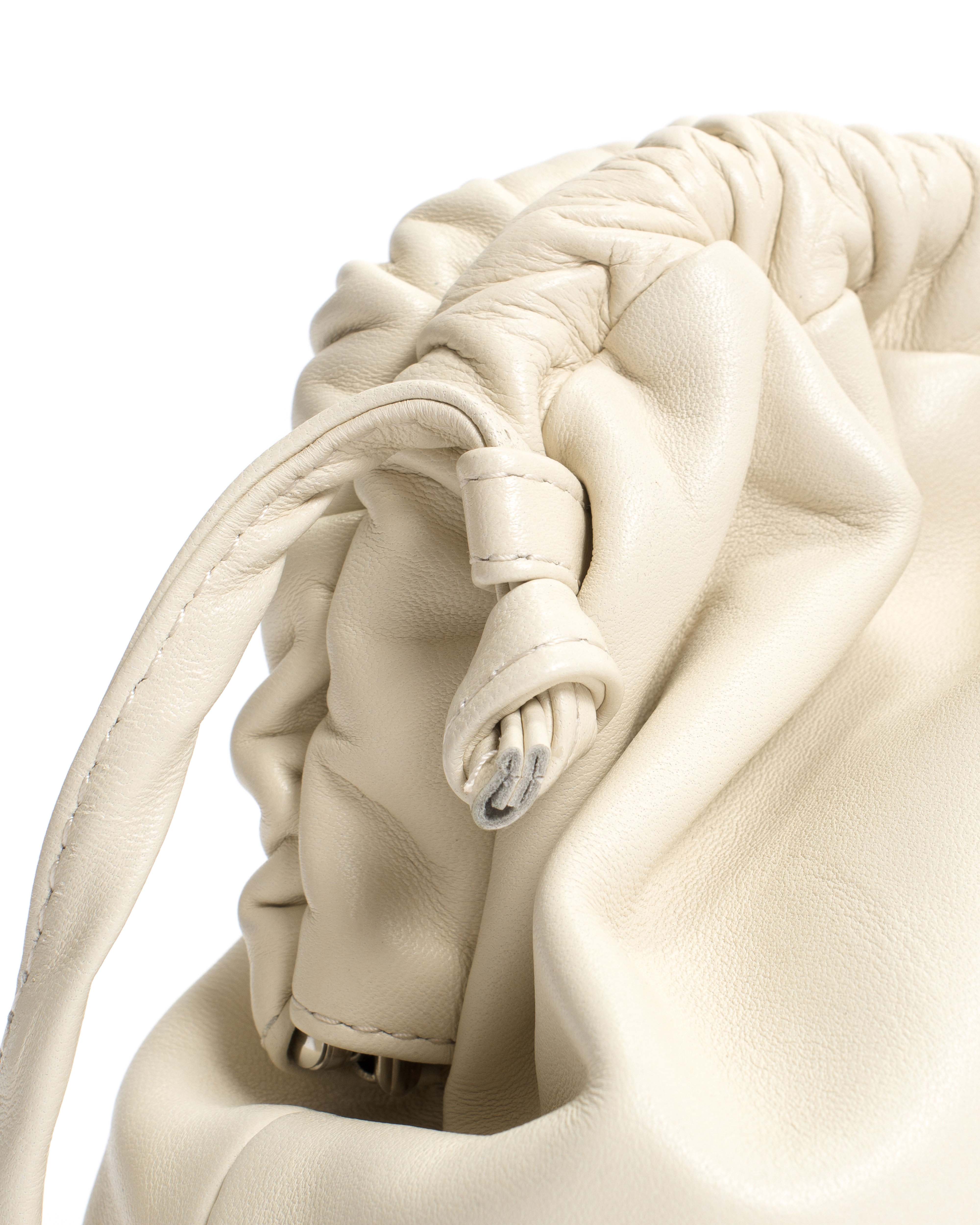 Hally classic cloud bag Shiny lamb White sand - Image 5