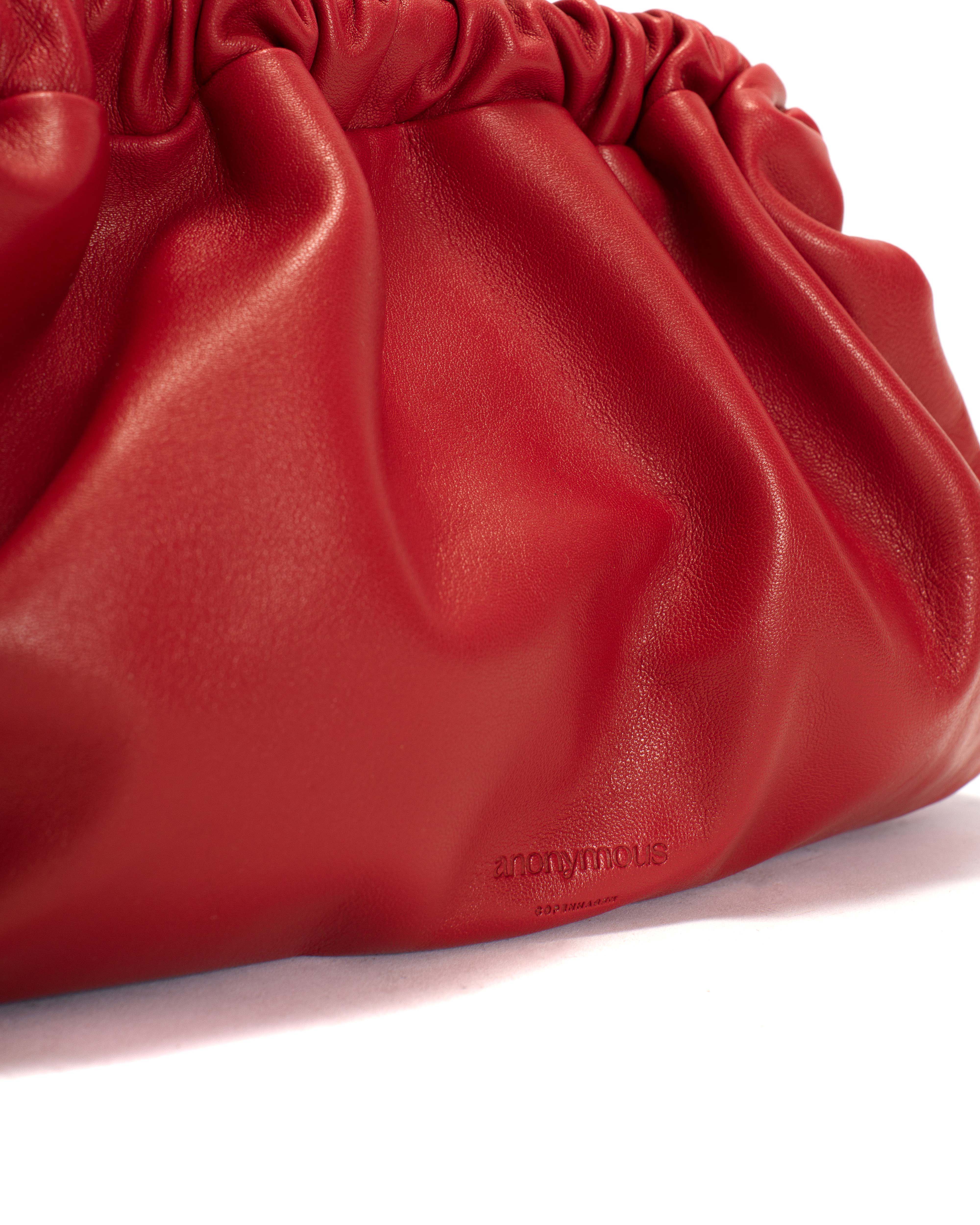 Hally petite cloud bag Shiny lamb Ruby red - Image 5