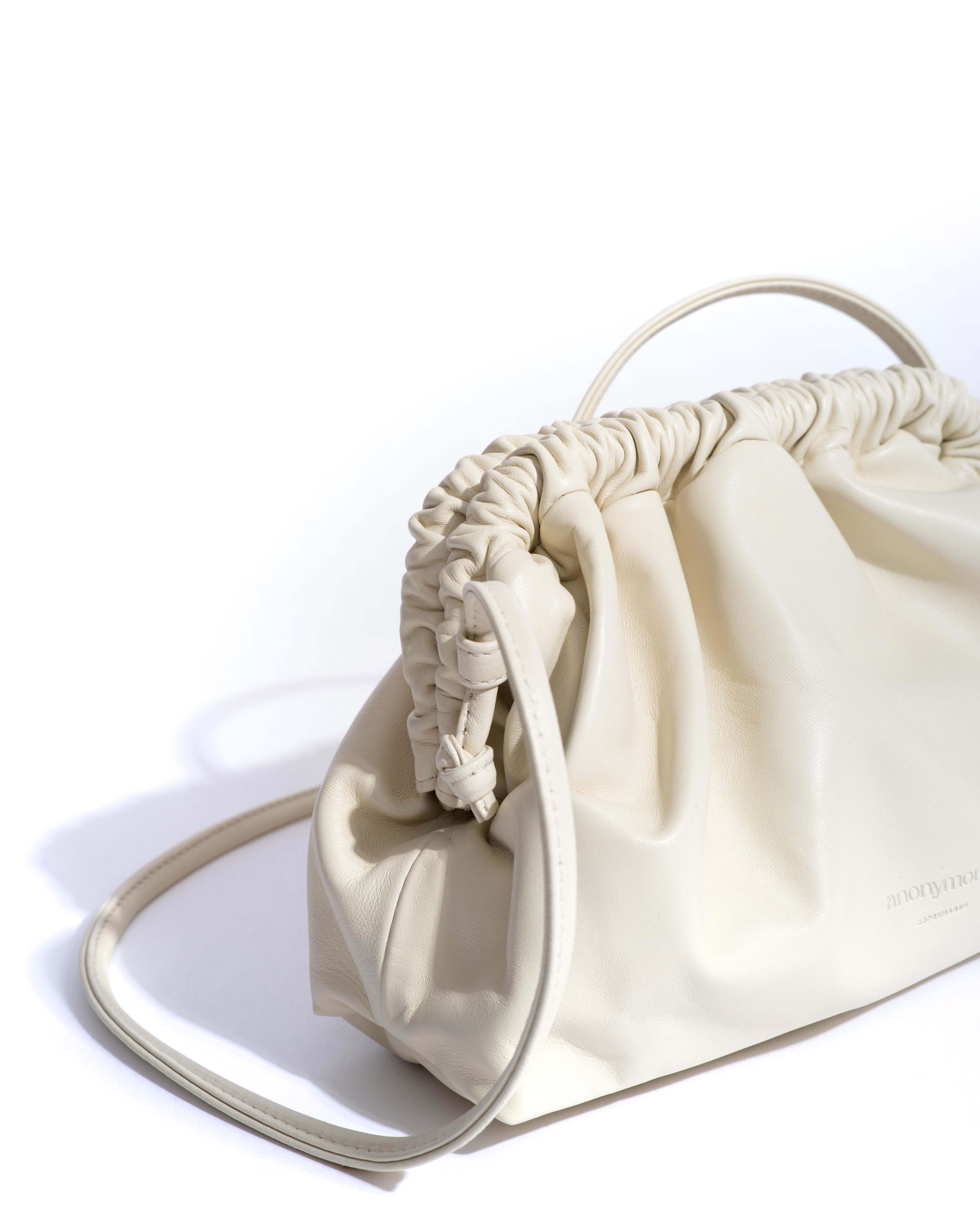 Hally petite cloud bag Shiny lamb White sand - Image 3
