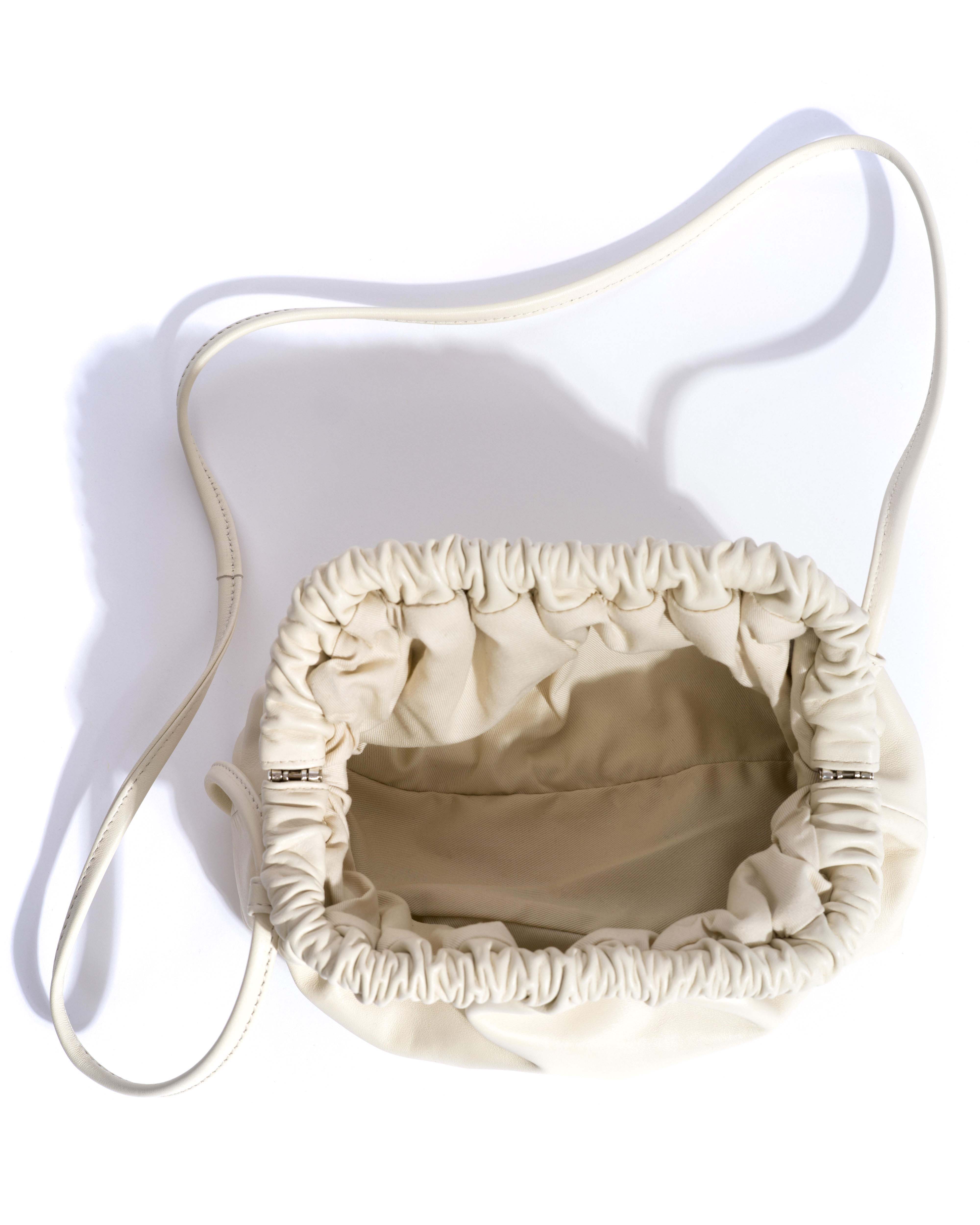 Hally petite cloud bag Shiny lamb White sand - Image 5
