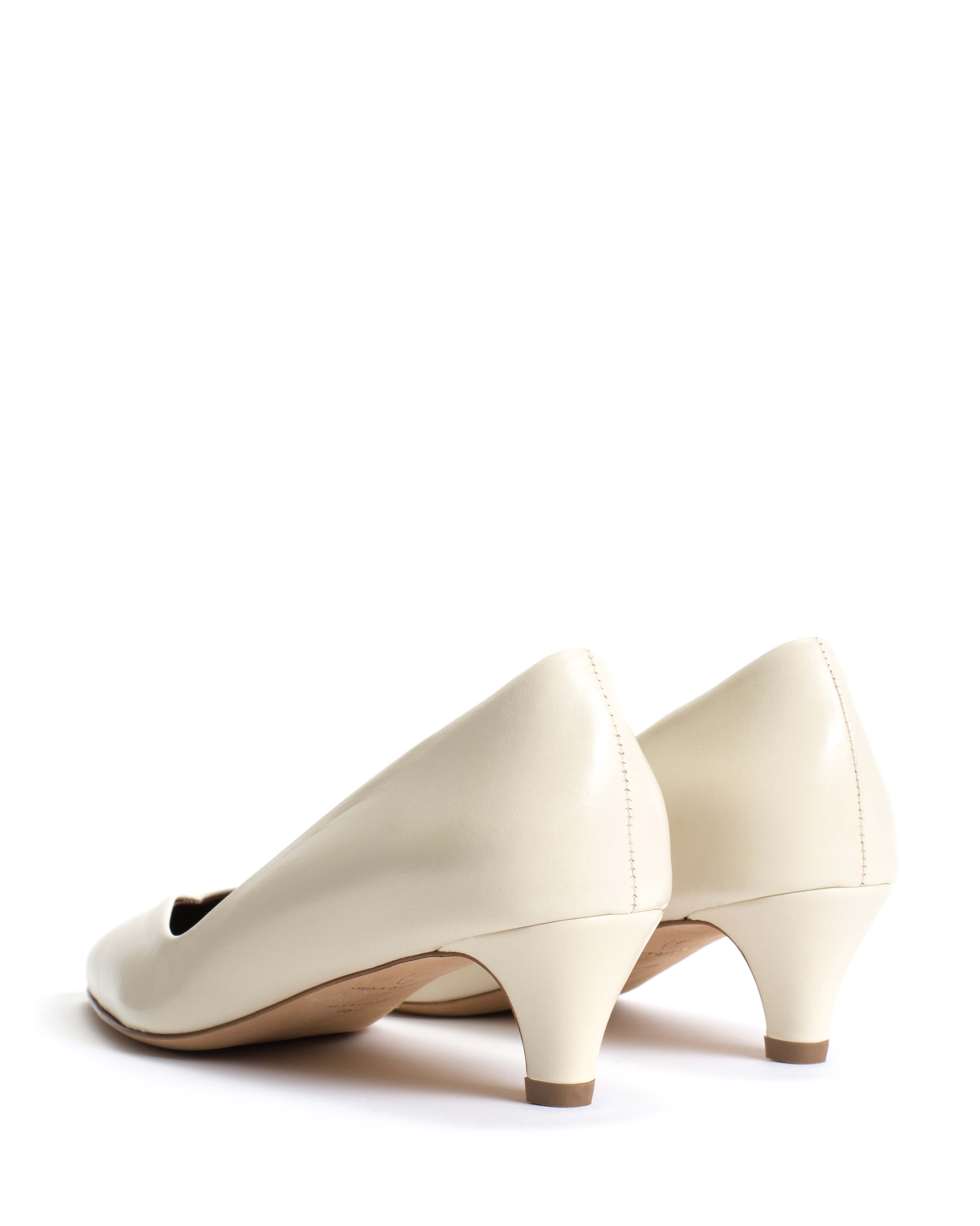 Trini 40 stiletto Shiny lamb White sand - Image 4