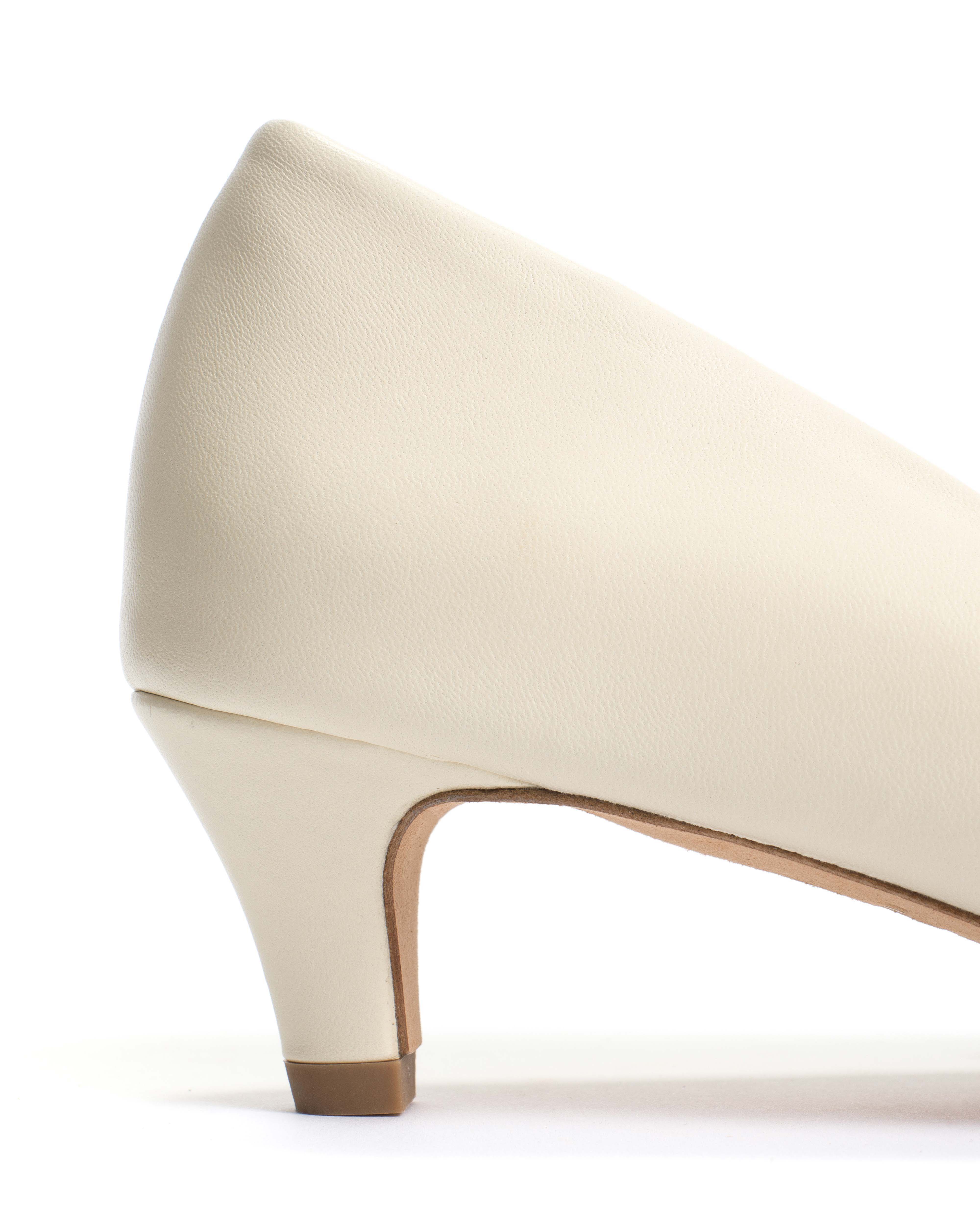 Trini 40 stiletto Shiny lamb White sand - Image 7