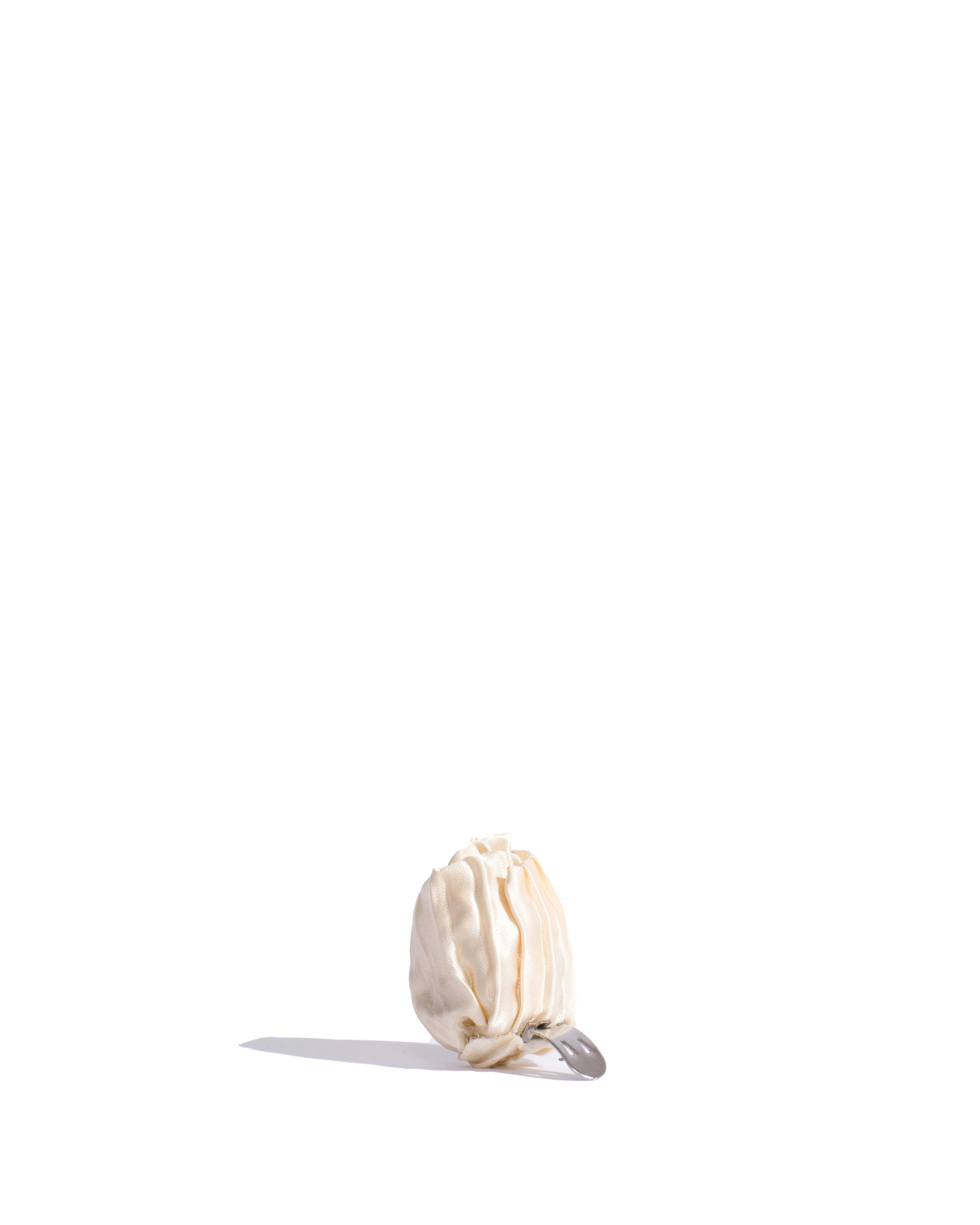 Tulip shoe clip Pleated satin Creamy white - Image 3