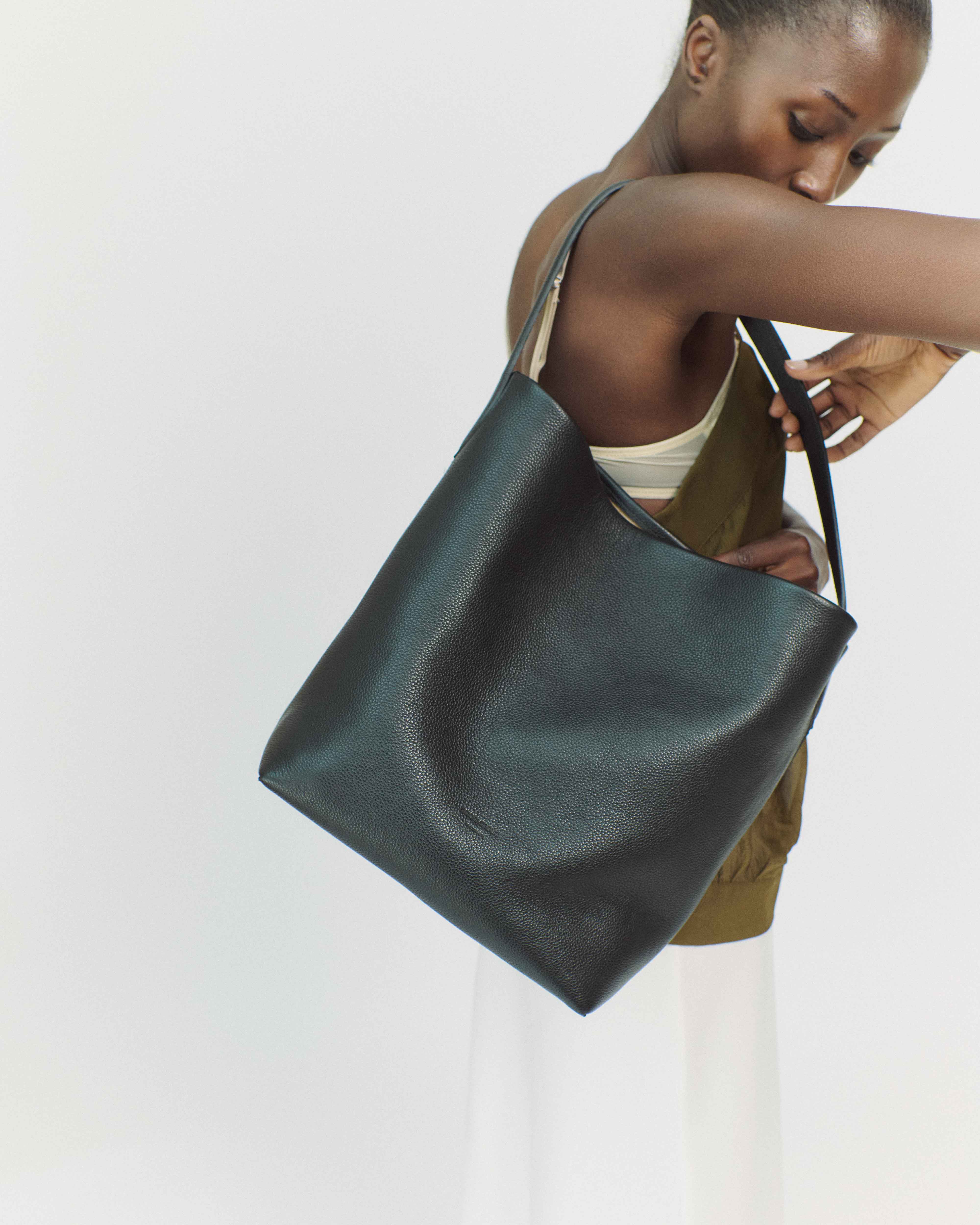 Versa everyday bag Pebbled soft calf Black - Image 3