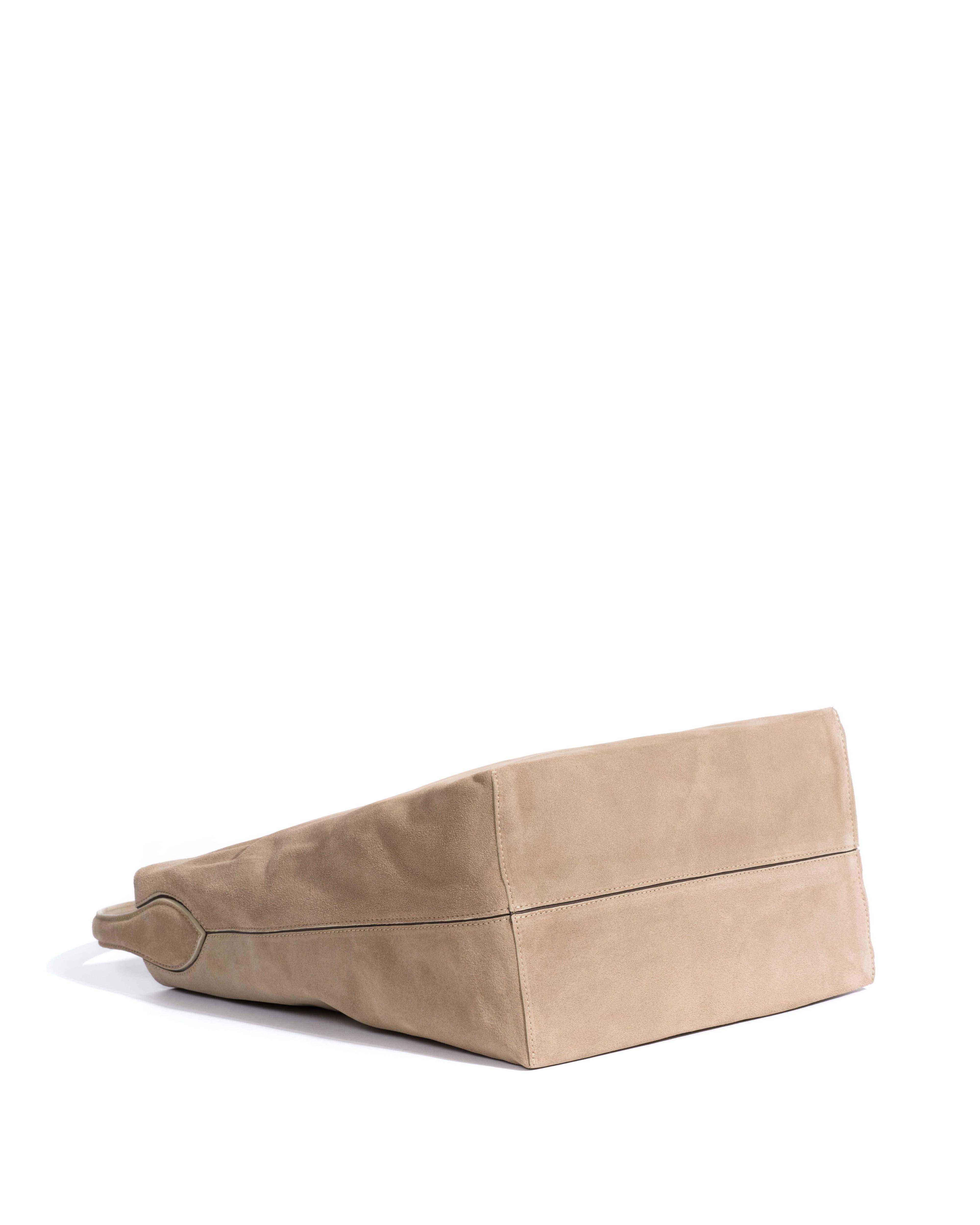 Versa slouchy everyday bag Calf suede Mushroom - Image 4
