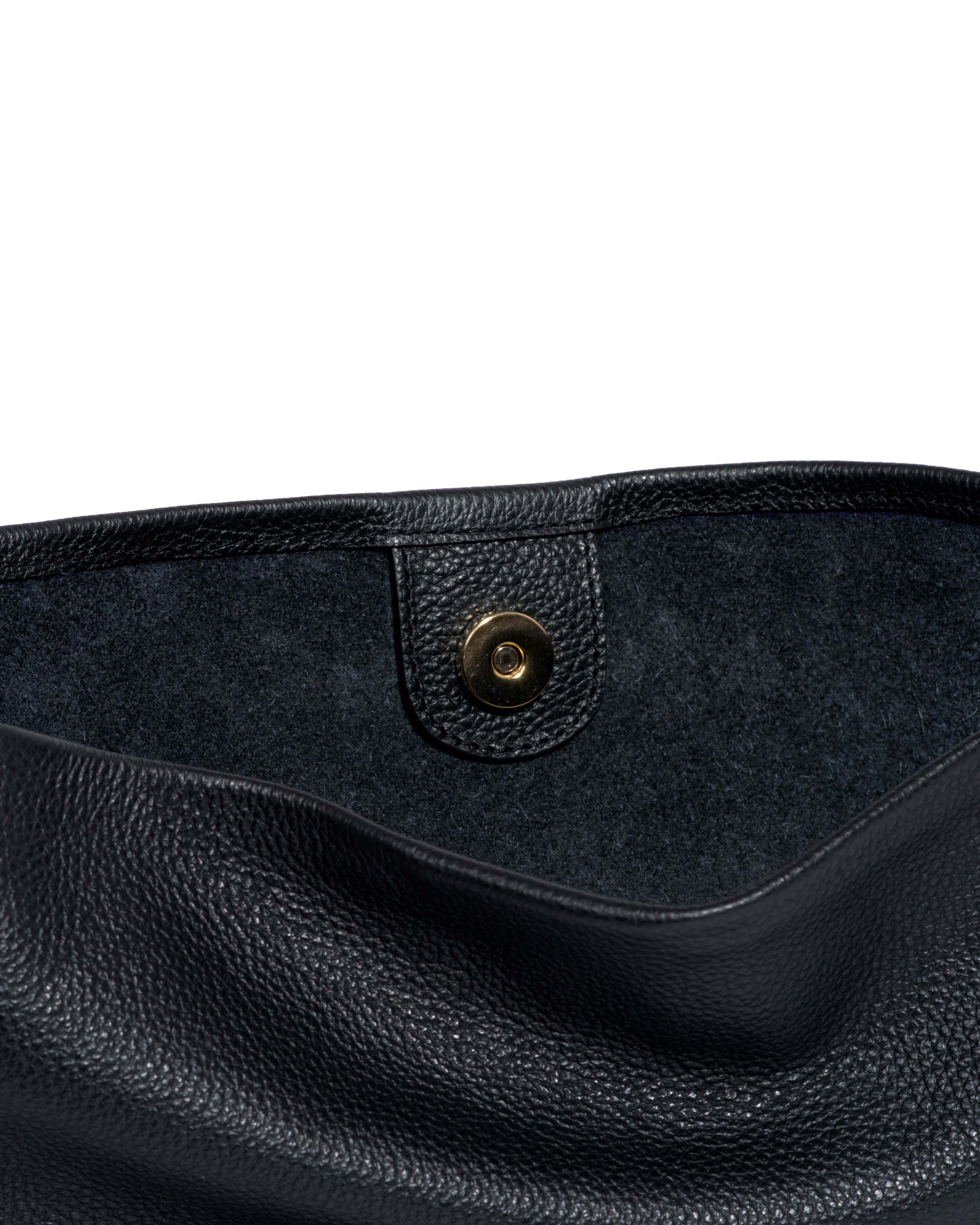 Versa slouchy everyday bag Pebbled soft calf Black - Image 5