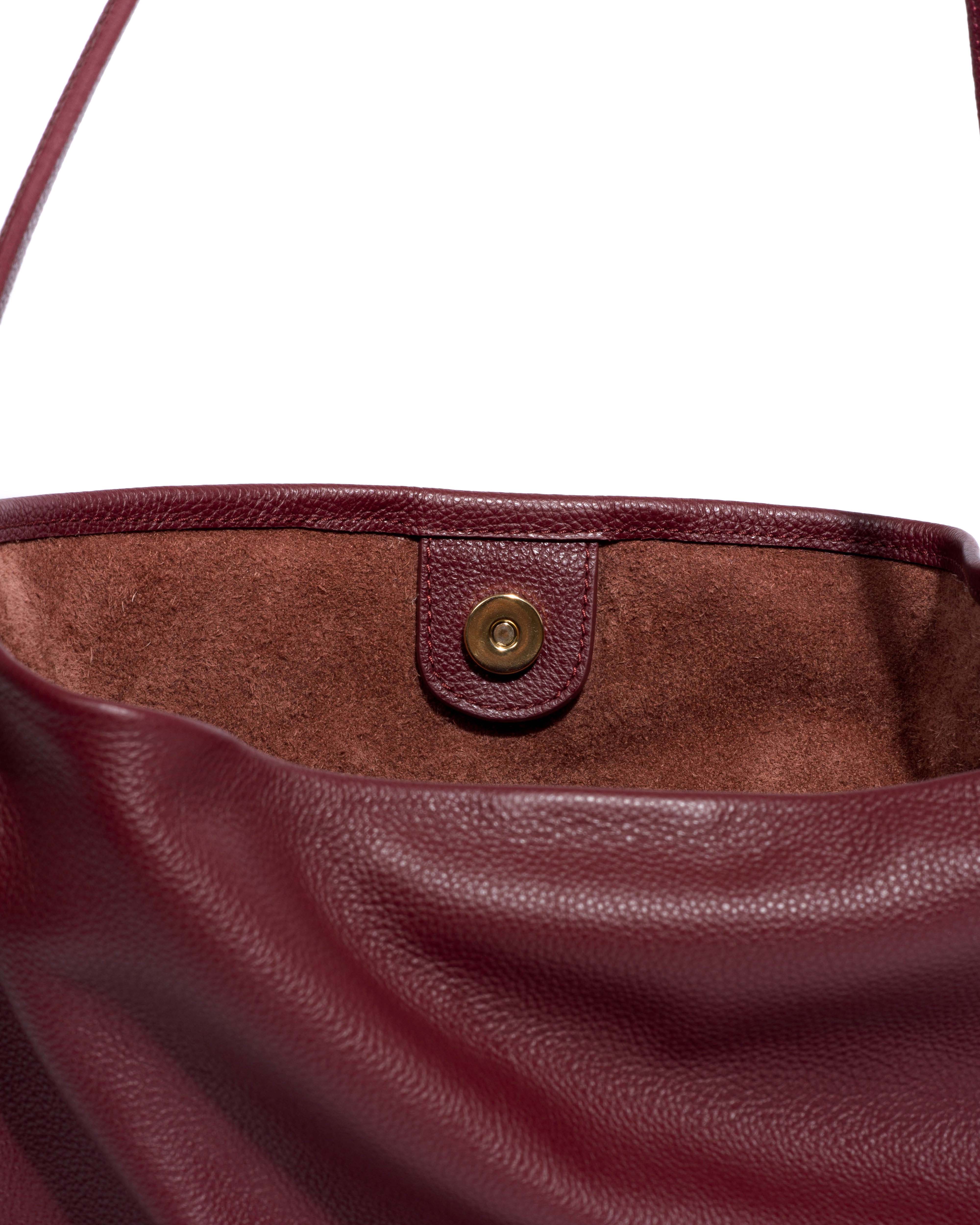 Versa slouchy everyday bag Pebbled soft calf Pomegranate - Image 3