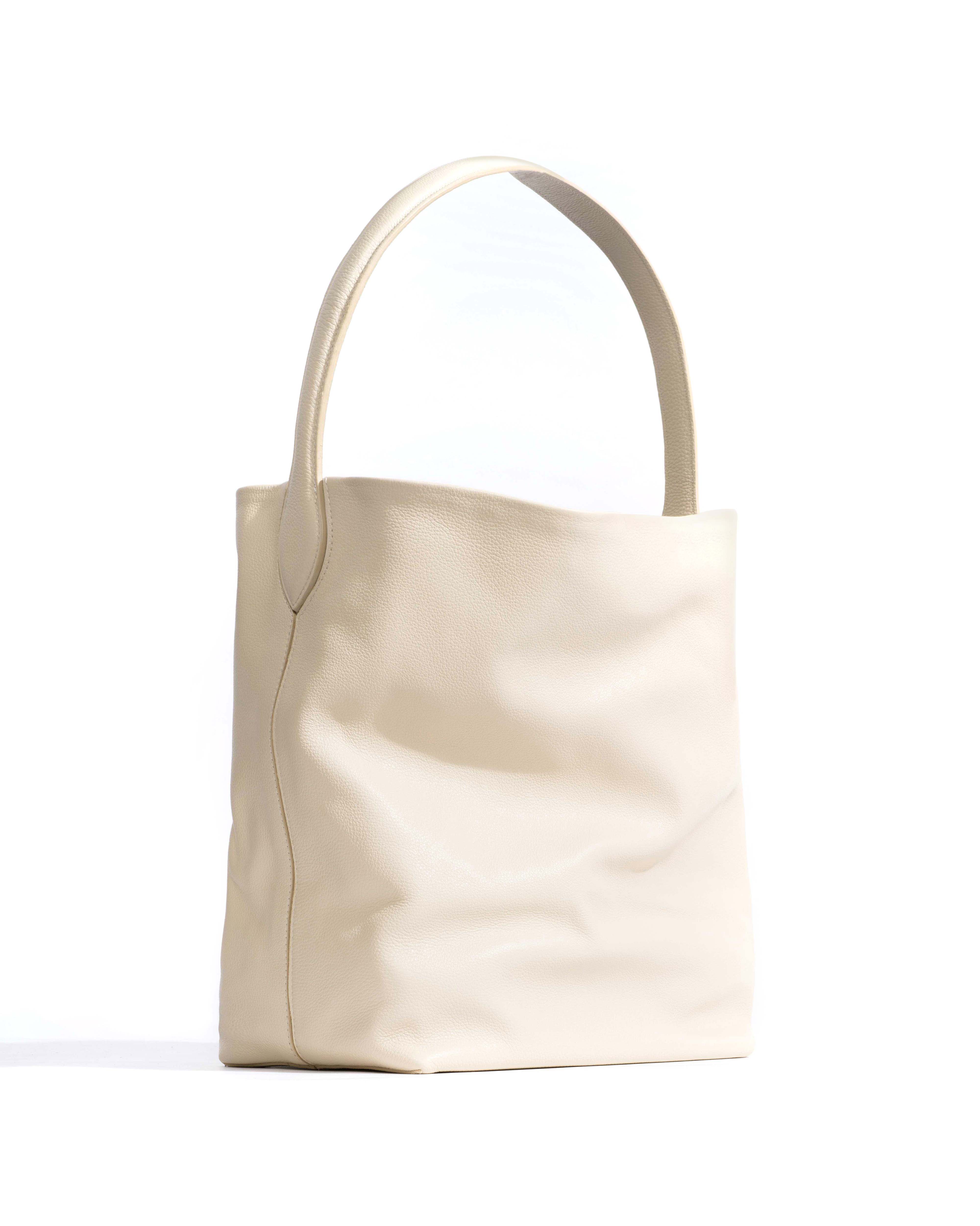 Versa slouchy everyday bag Pebbled soft calf White sand - Image 2