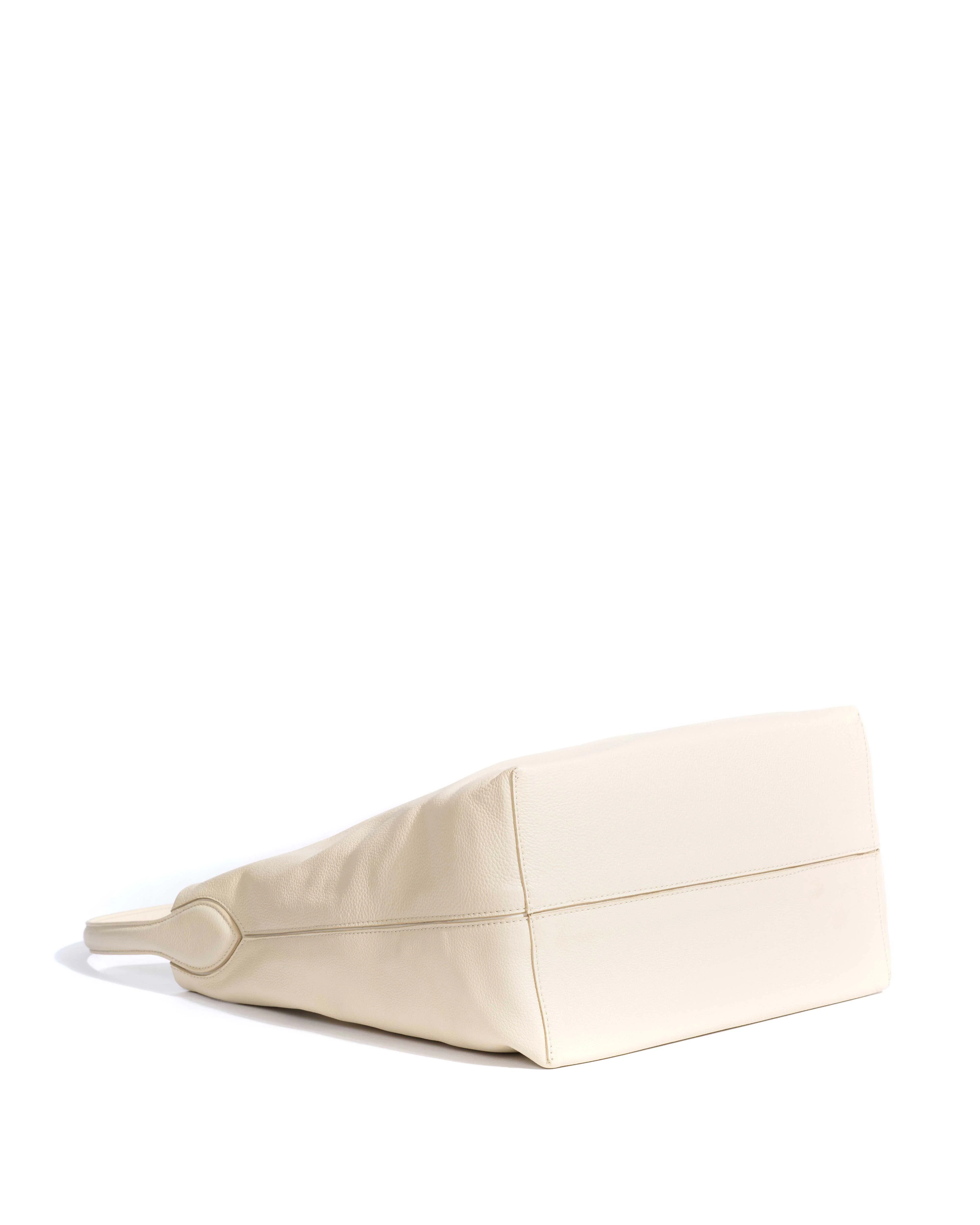 Versa slouchy everyday bag Pebbled soft calf White sand - Image 4